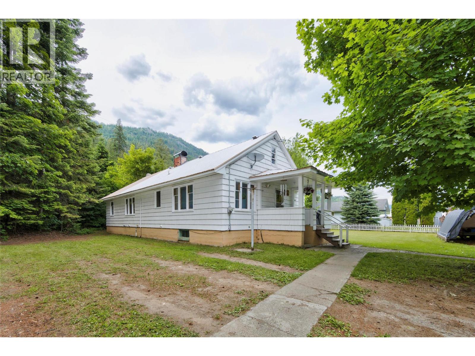 211 Maclure Avenue, Salmo
