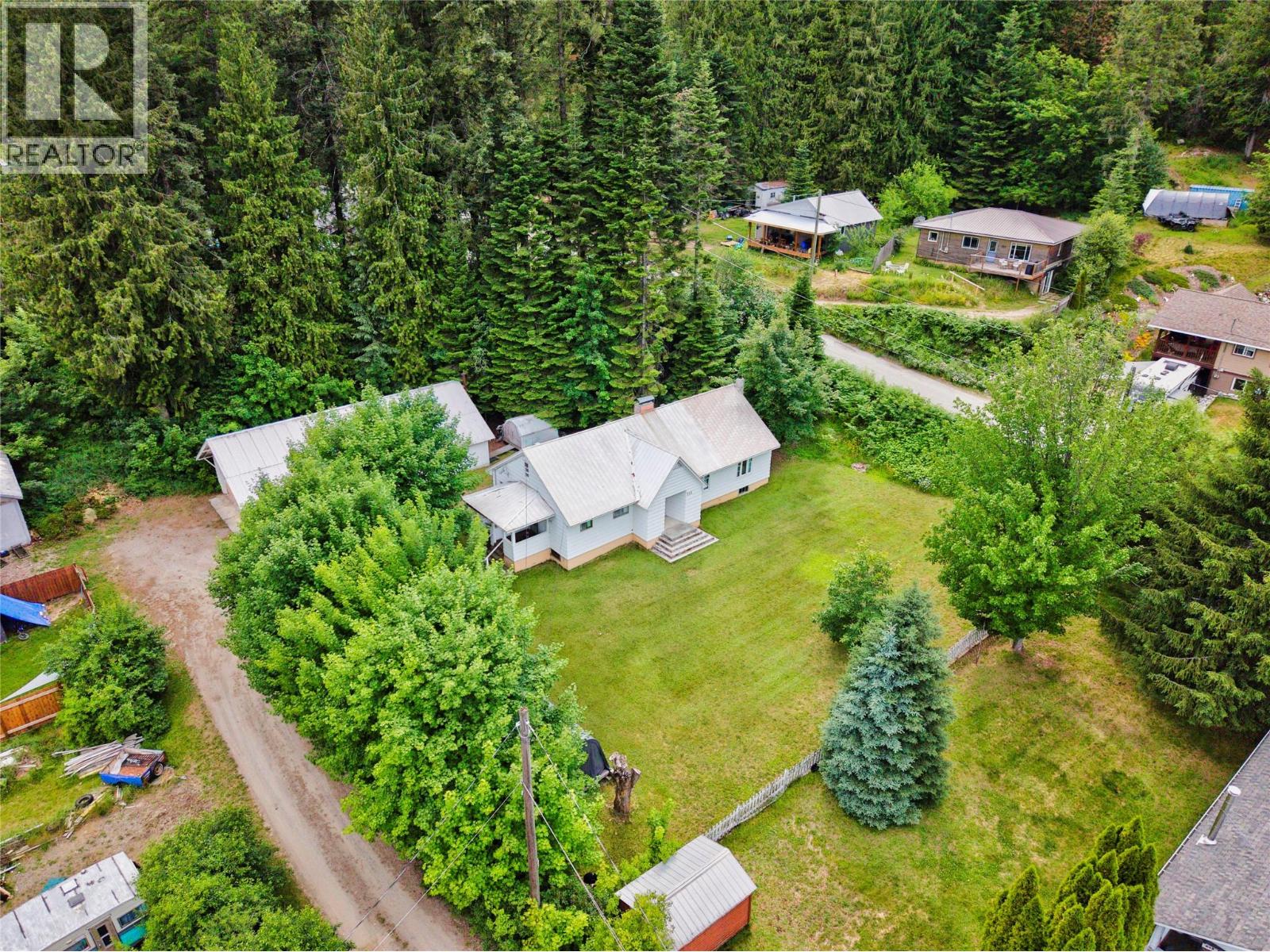 211 Maclure Avenue, Salmo