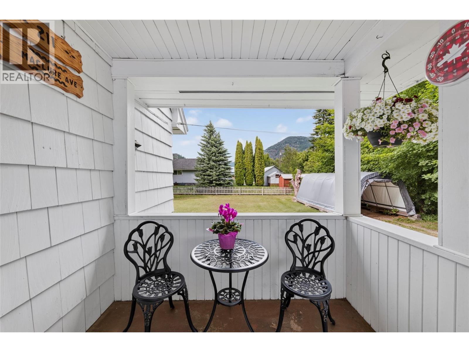 211 Maclure Avenue, Salmo