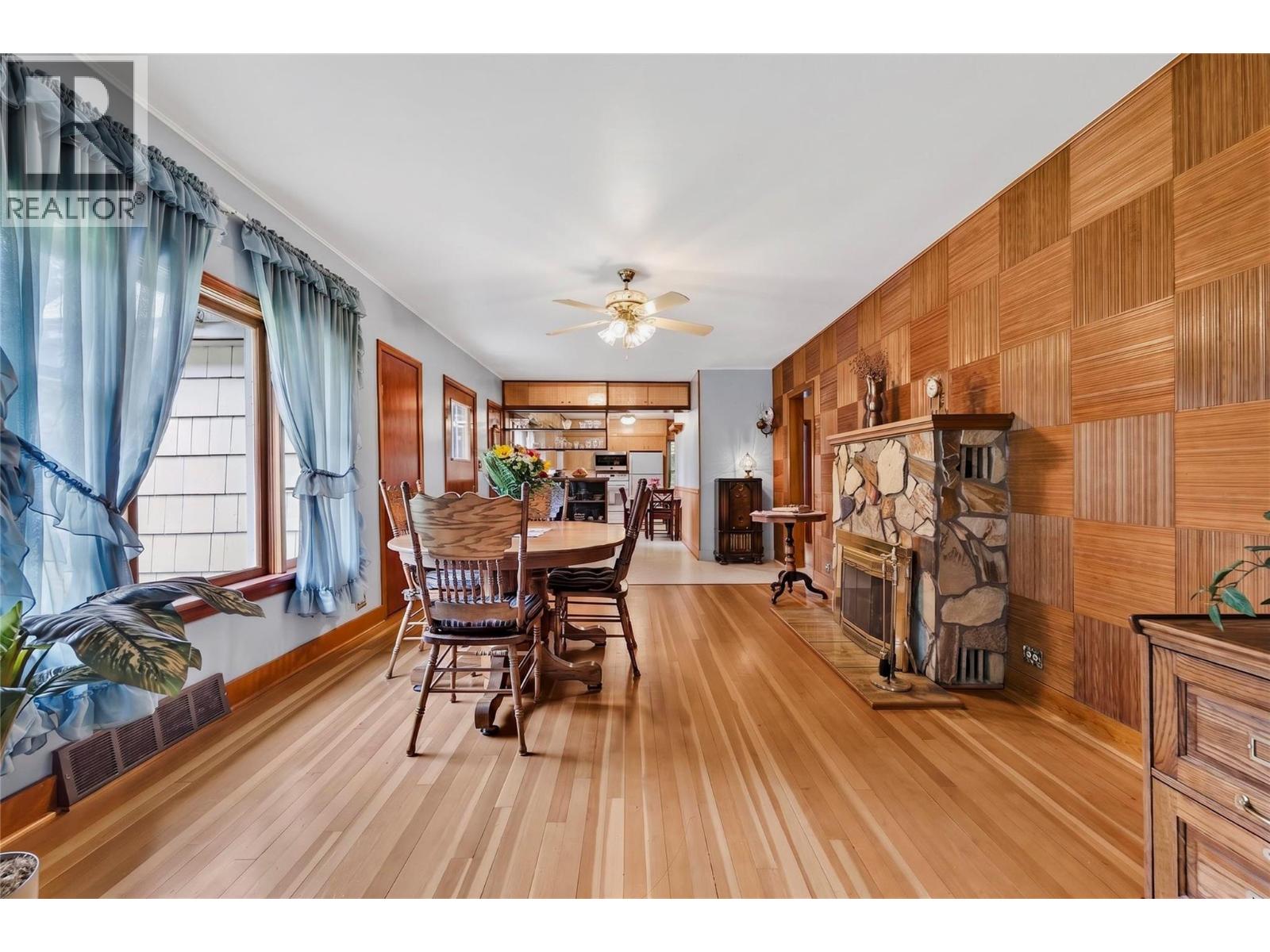 211 Maclure Avenue, Salmo
