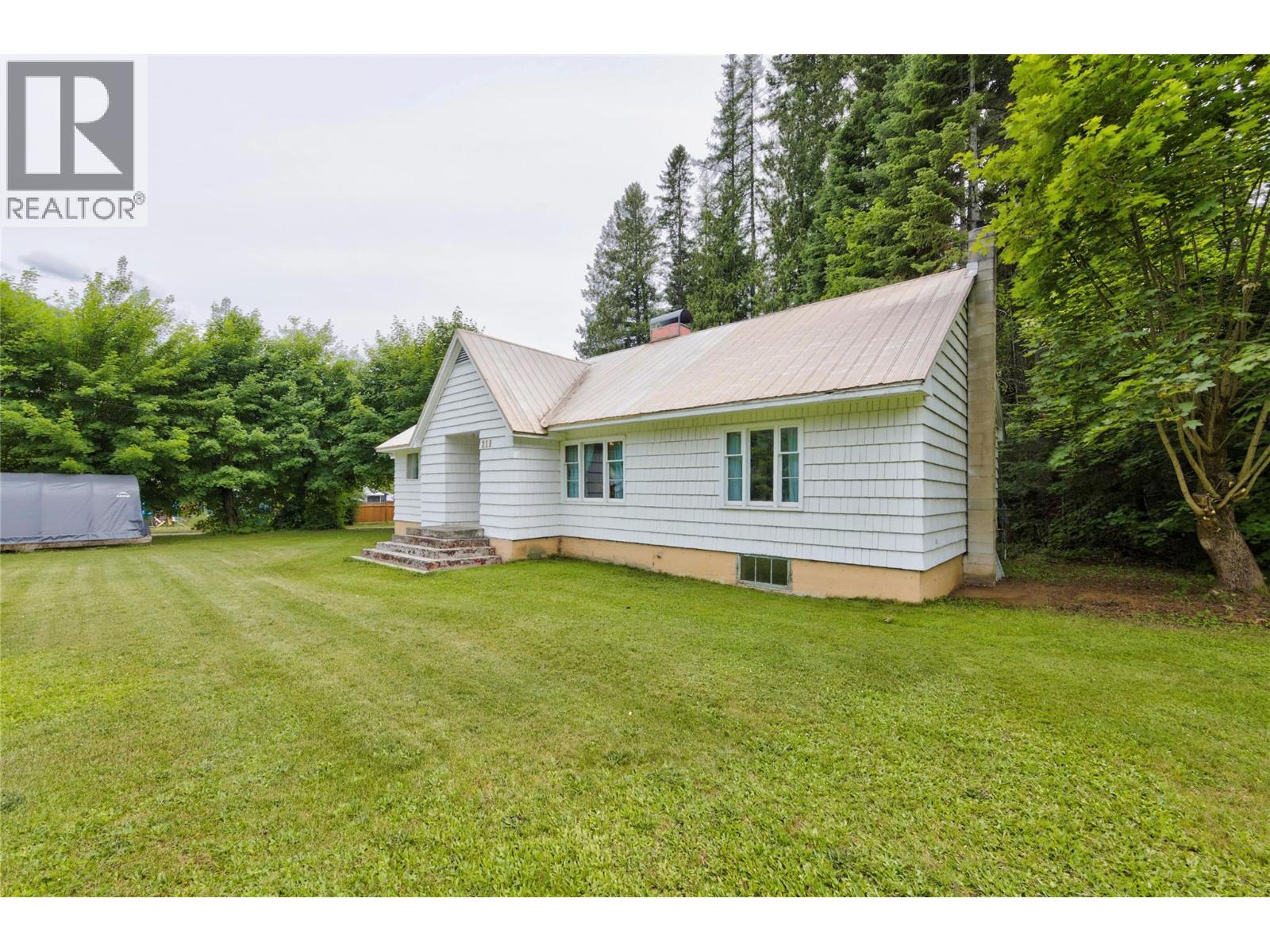 211 Maclure Avenue, Salmo