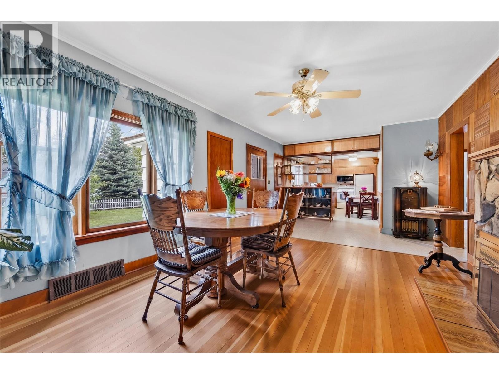 211 Maclure Avenue, Salmo
