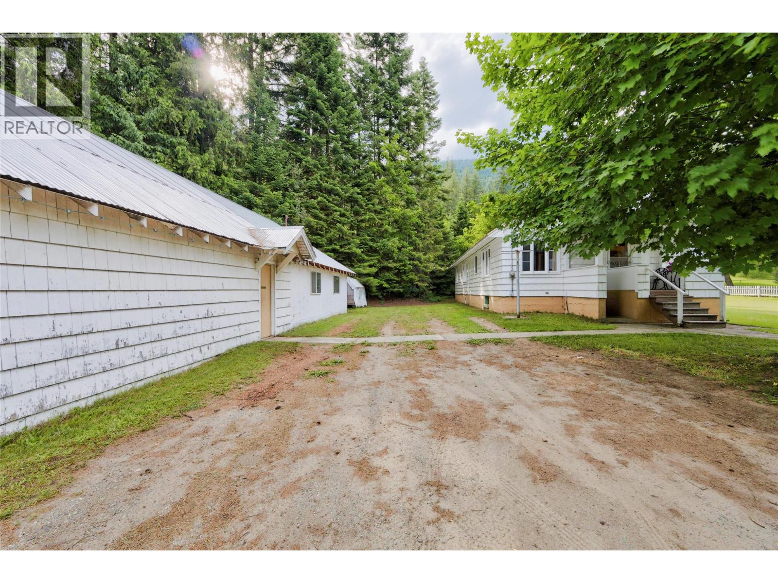211 Maclure Avenue, Salmo