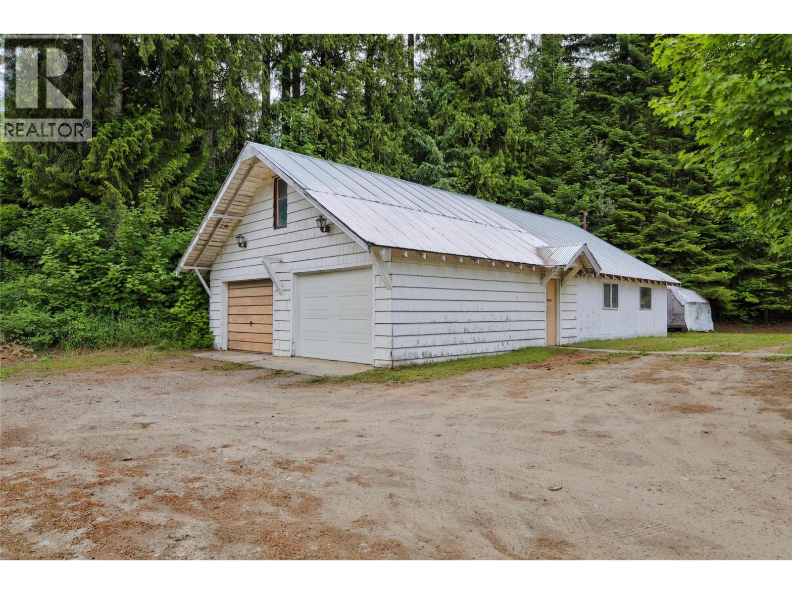 211 Maclure Avenue, Salmo