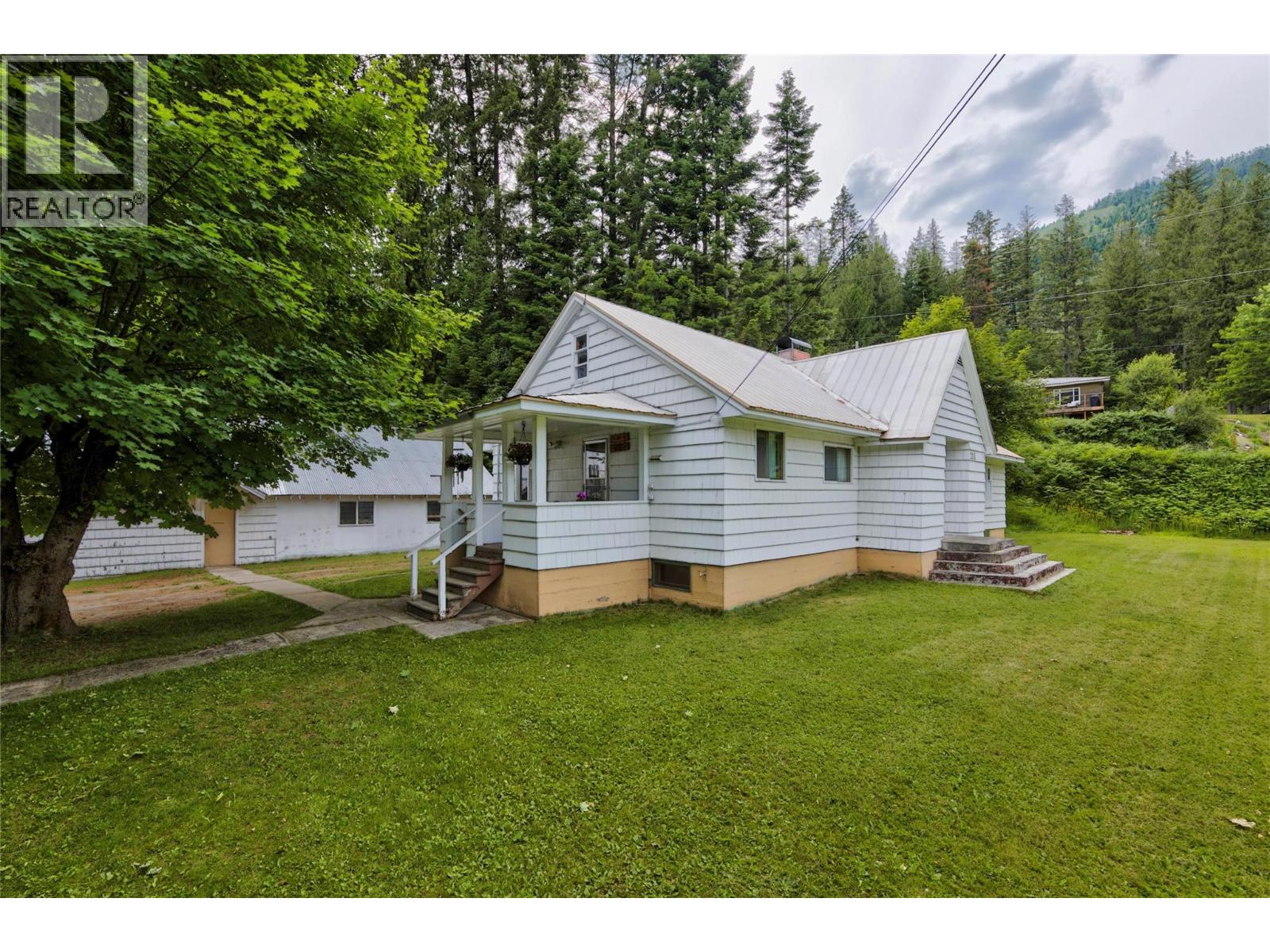 211 Maclure Avenue, Salmo