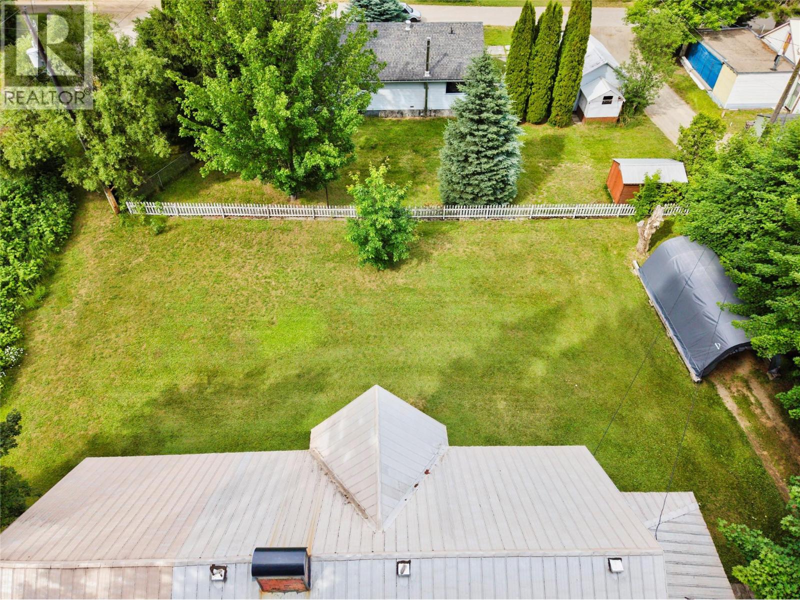 211 Maclure Avenue, Salmo
