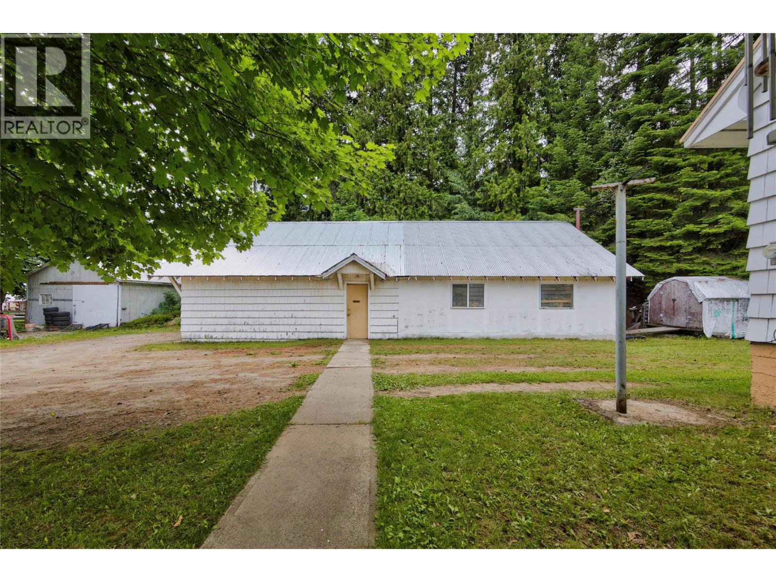 211 Maclure Avenue, Salmo