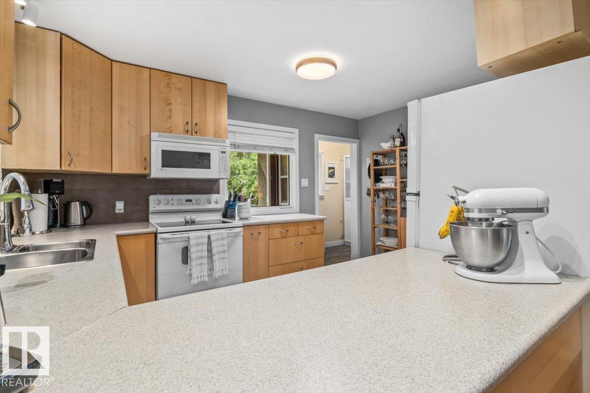 11430 122 ST NW - 10