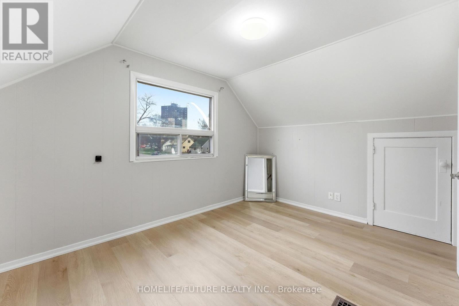 102 KINGS CRESCENT - 20