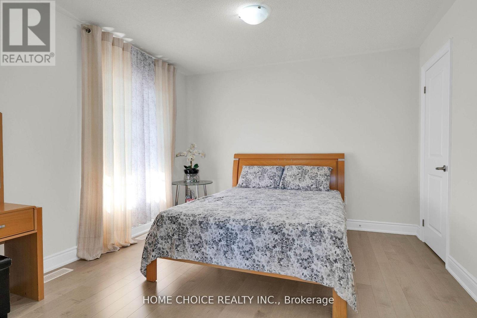 22 LUDLOW DRIVE E - 27