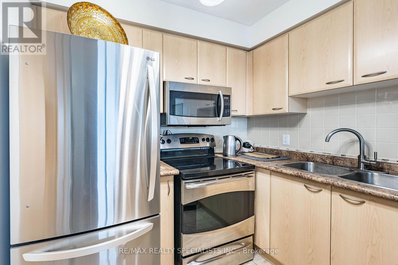 #2803 38 LEE CENTRE DRIVE - 23