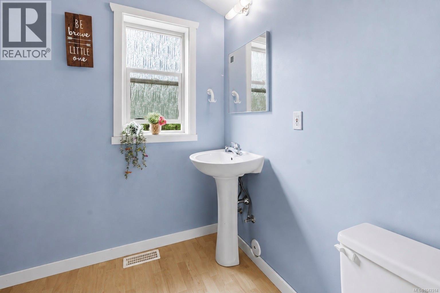 1302 Victoria Rd, Ucluelet