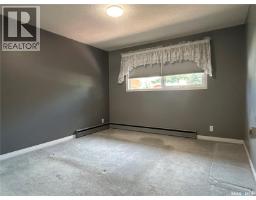 3pc Bathroom - 400 Gallaway Street, Estevan, SK S4A0A9 Photo 11