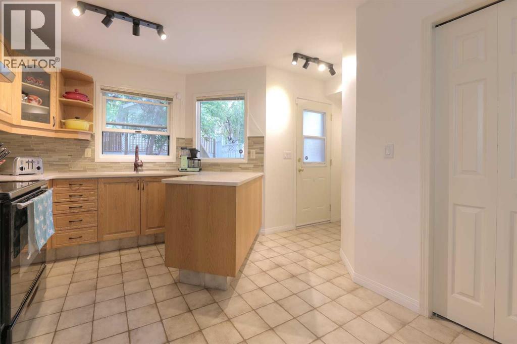 1908 30 Avenue SW — photo 16