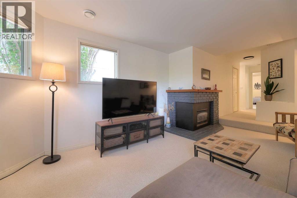 1908 30 Avenue SW — photo 41