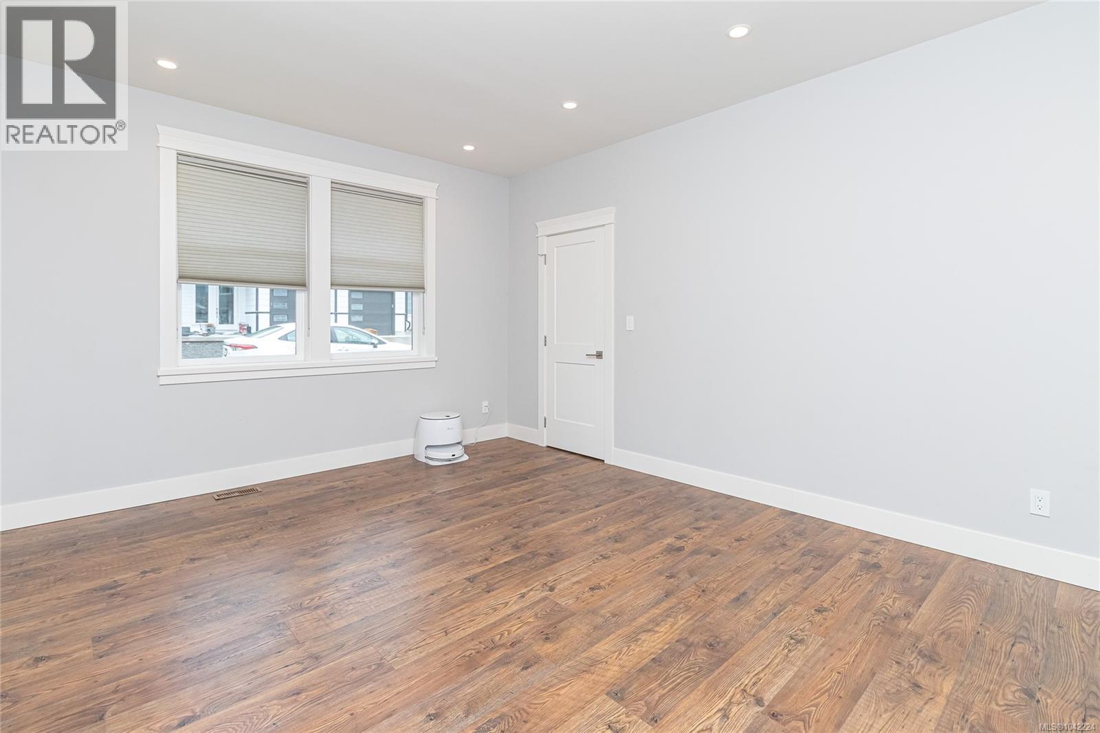 990 Ariane Gdns - 7