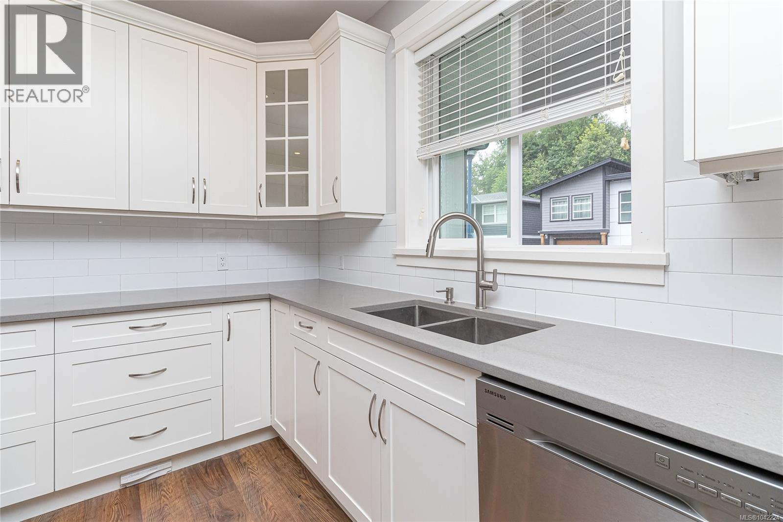 990 Ariane Gdns - 10
