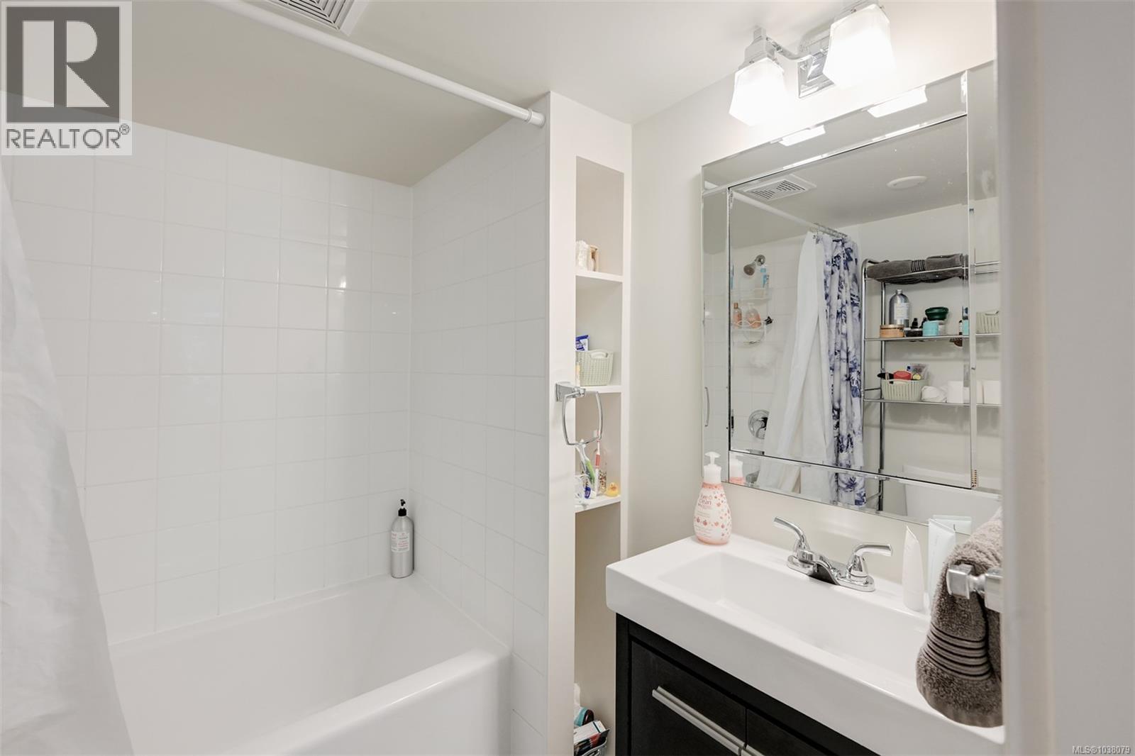 1620 Camosun St - 40