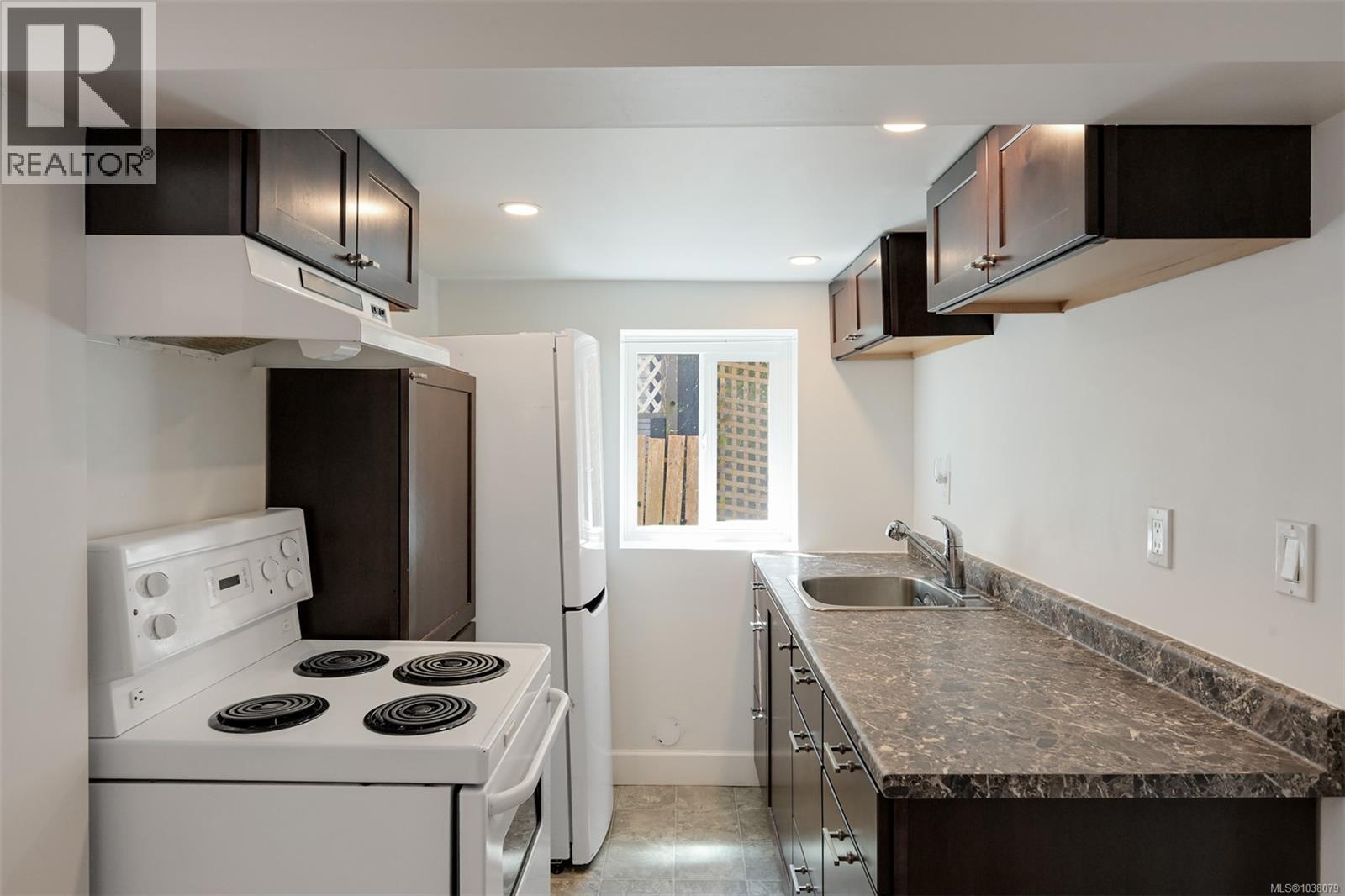 1620 Camosun St - 27