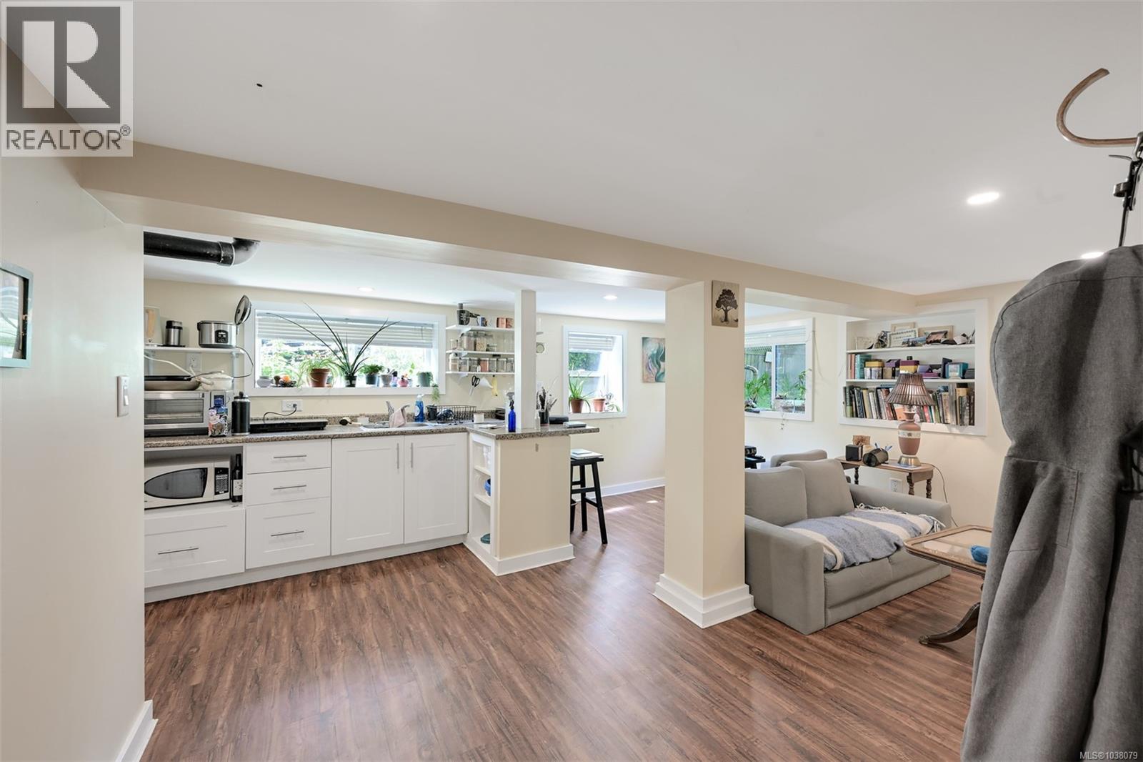 1620 Camosun St - 36