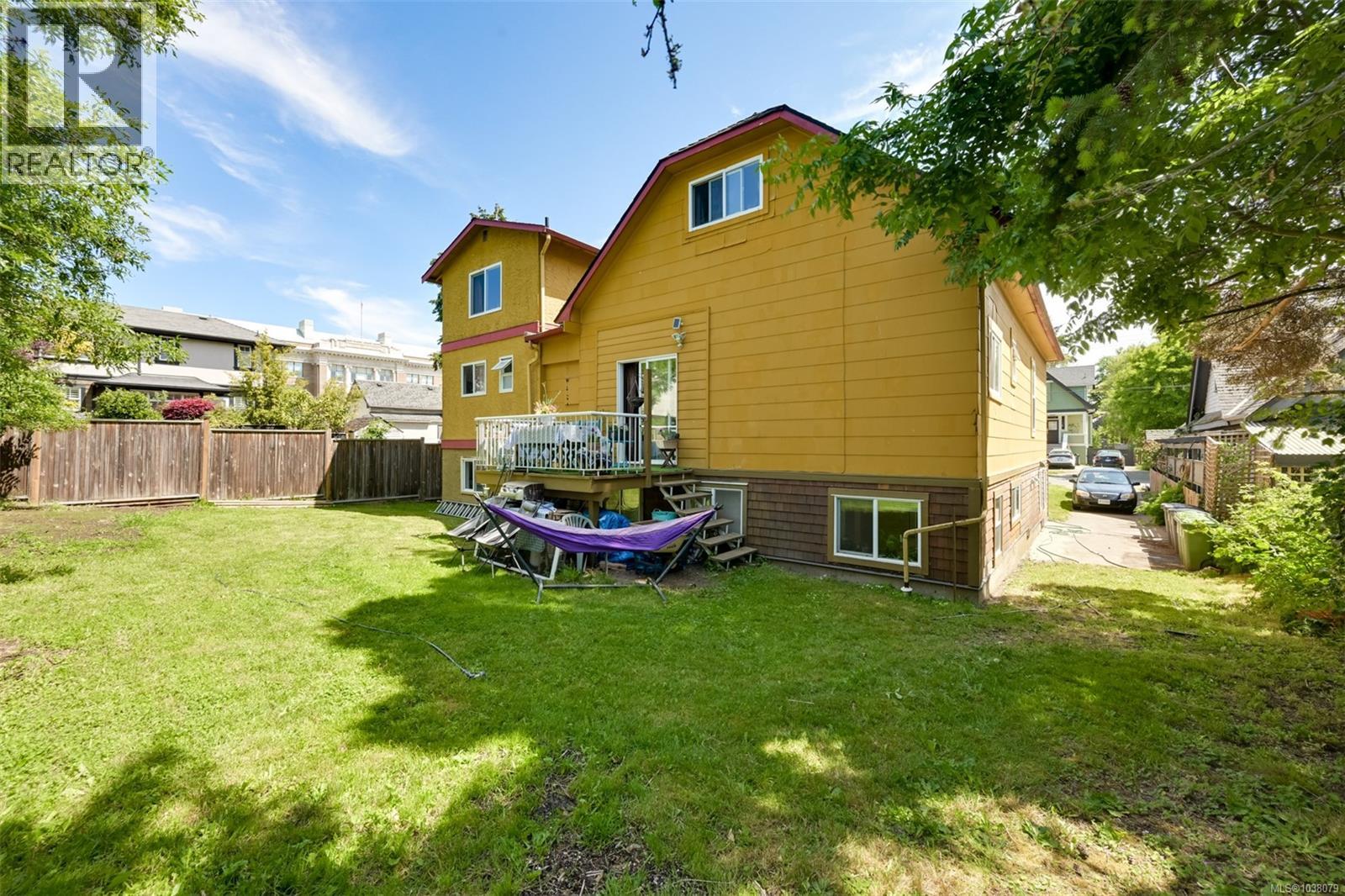 1620 Camosun St - 75