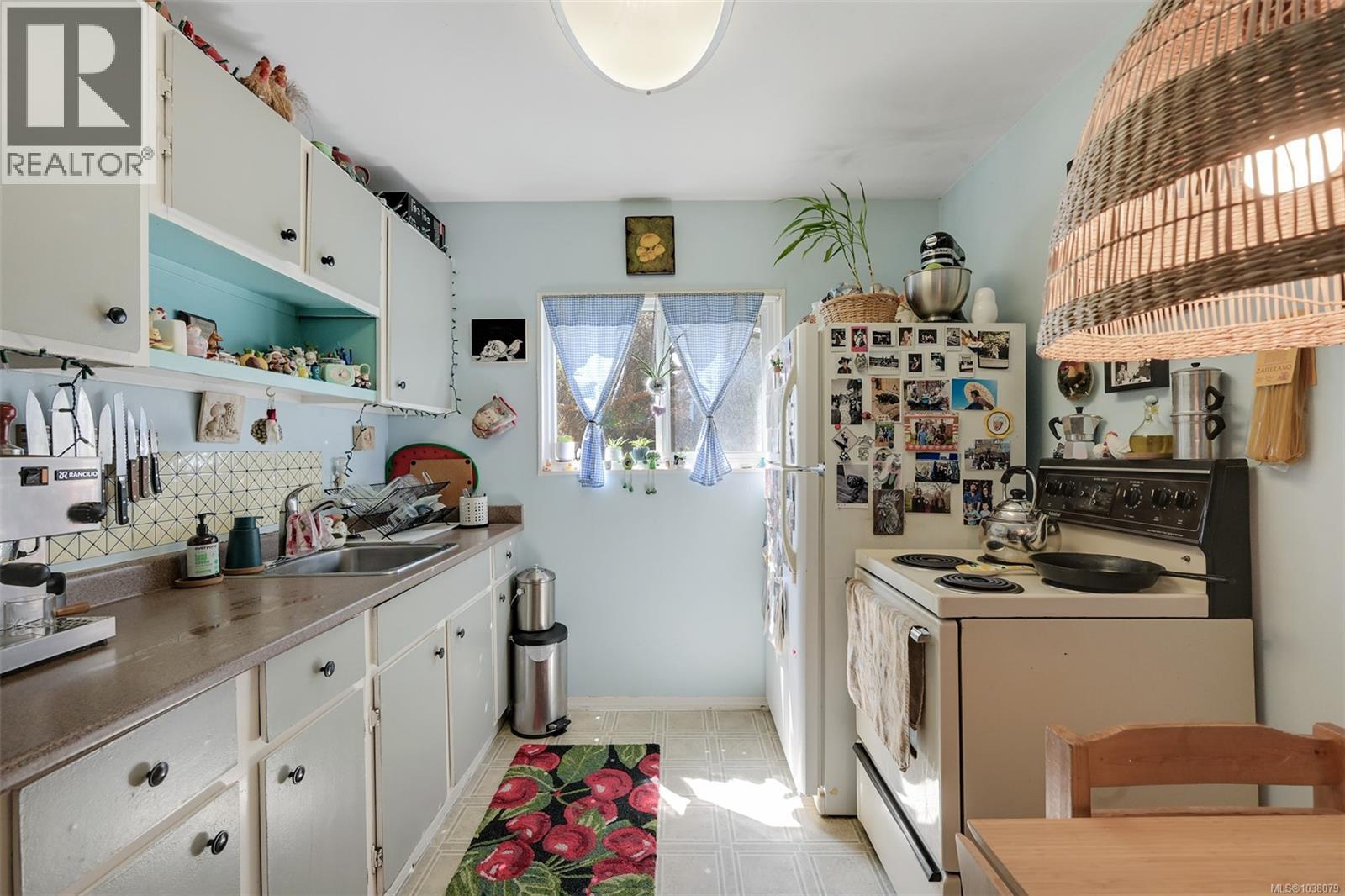 1620 Camosun St - 56