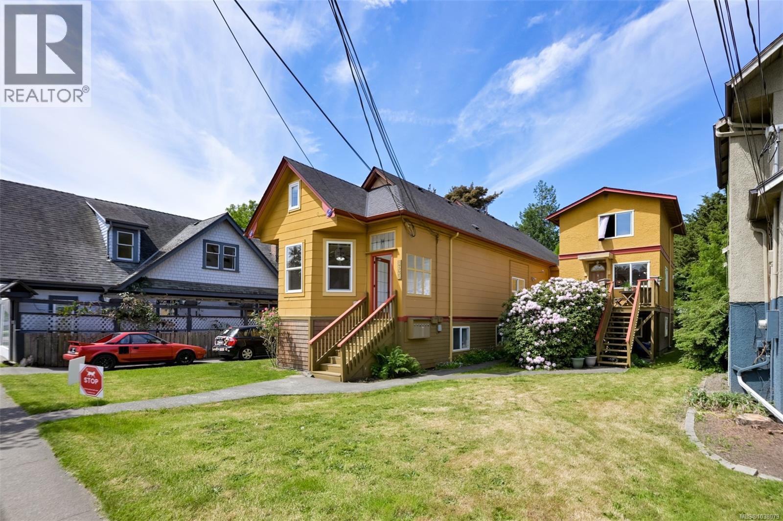 1620 Camosun St - 80