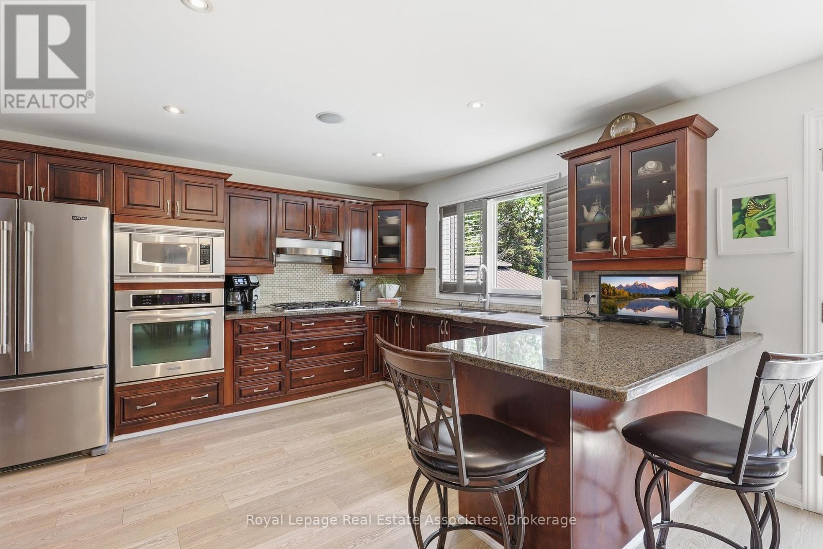 2580 HOMELANDS DRIVE - 10