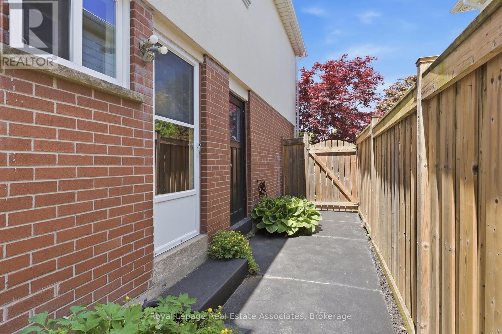 2580 HOMELANDS DRIVE - 31