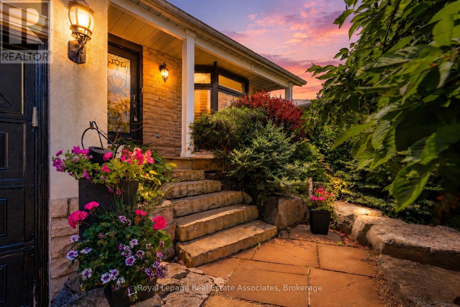 2580 HOMELANDS DRIVE - 35