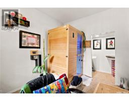 Bedroom - 1001 4th Avenue Ne, Moose Jaw, SK S6H1H9 Photo 9