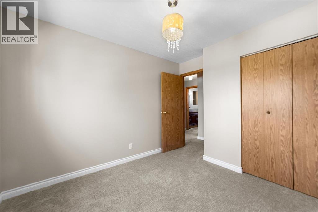 6121 39 Avenue - 12