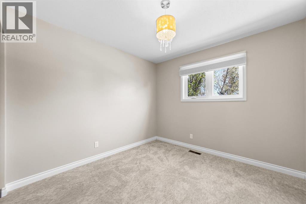 6121 39 Avenue - 11