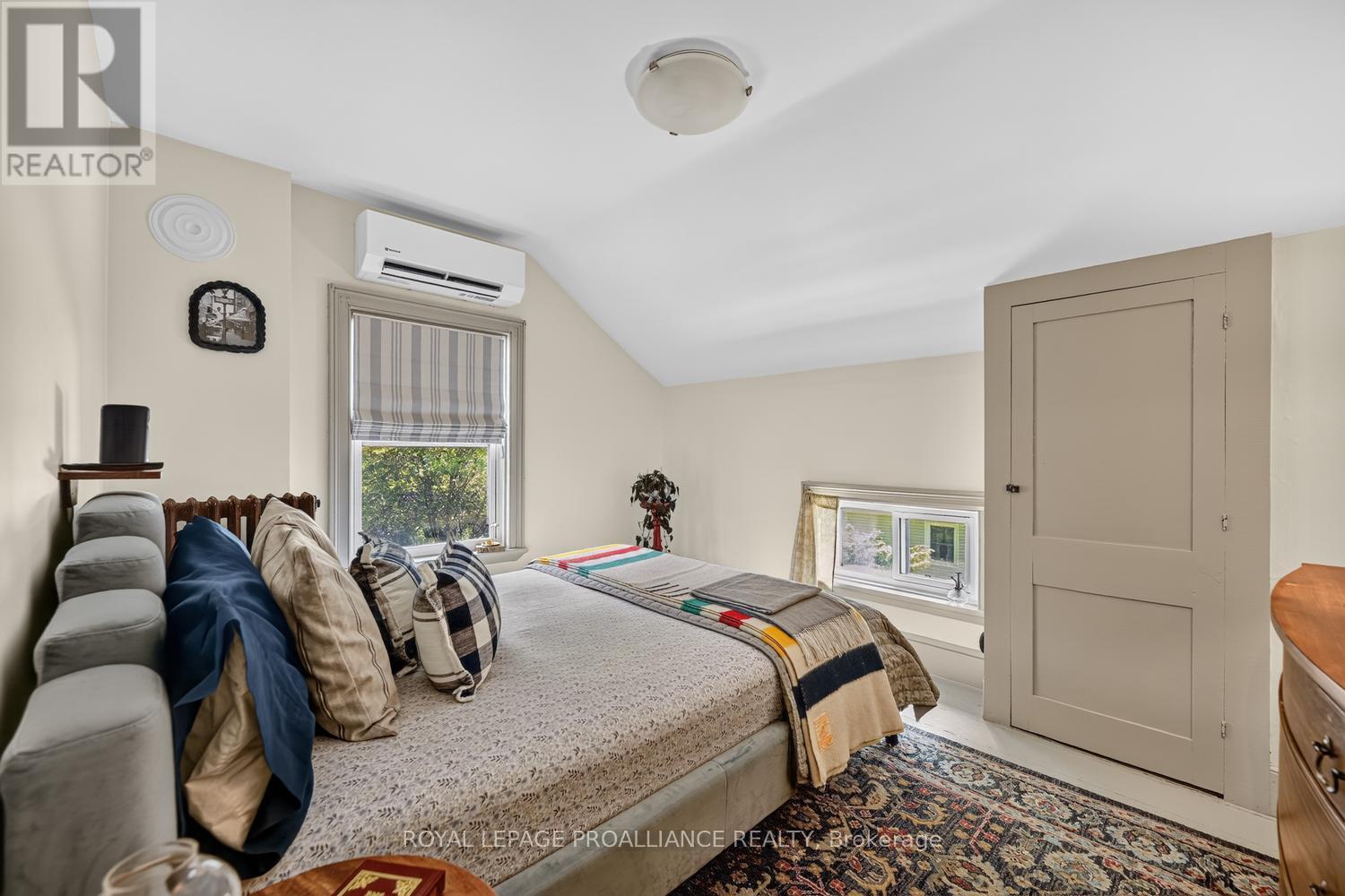 346 RUSSELL STREET - 23
