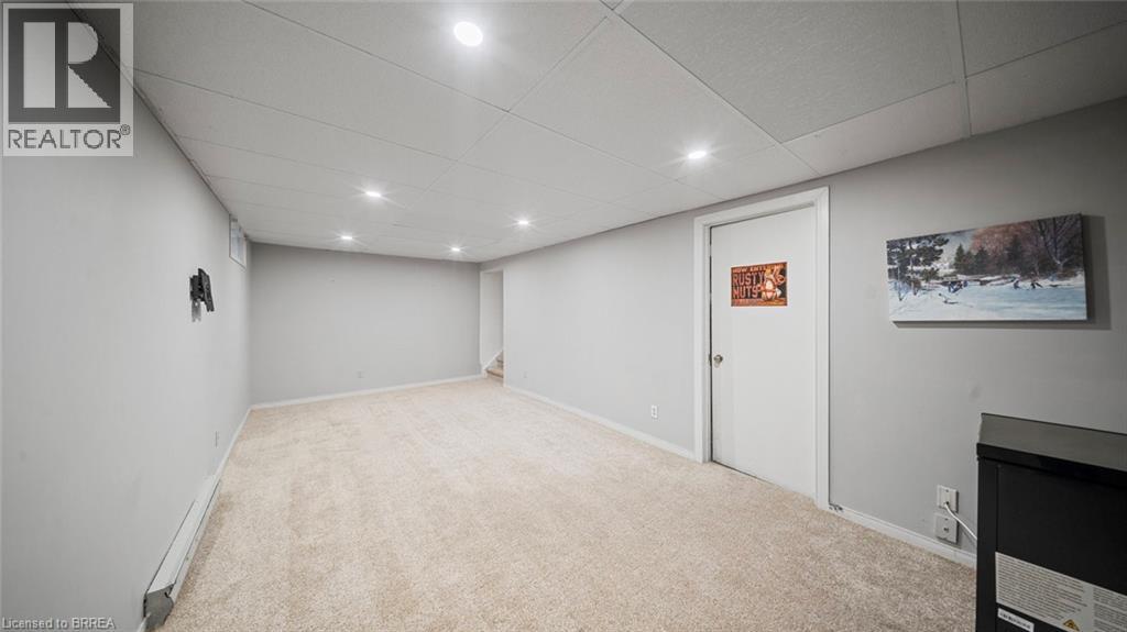 23 FREEMAN Crescent - 21