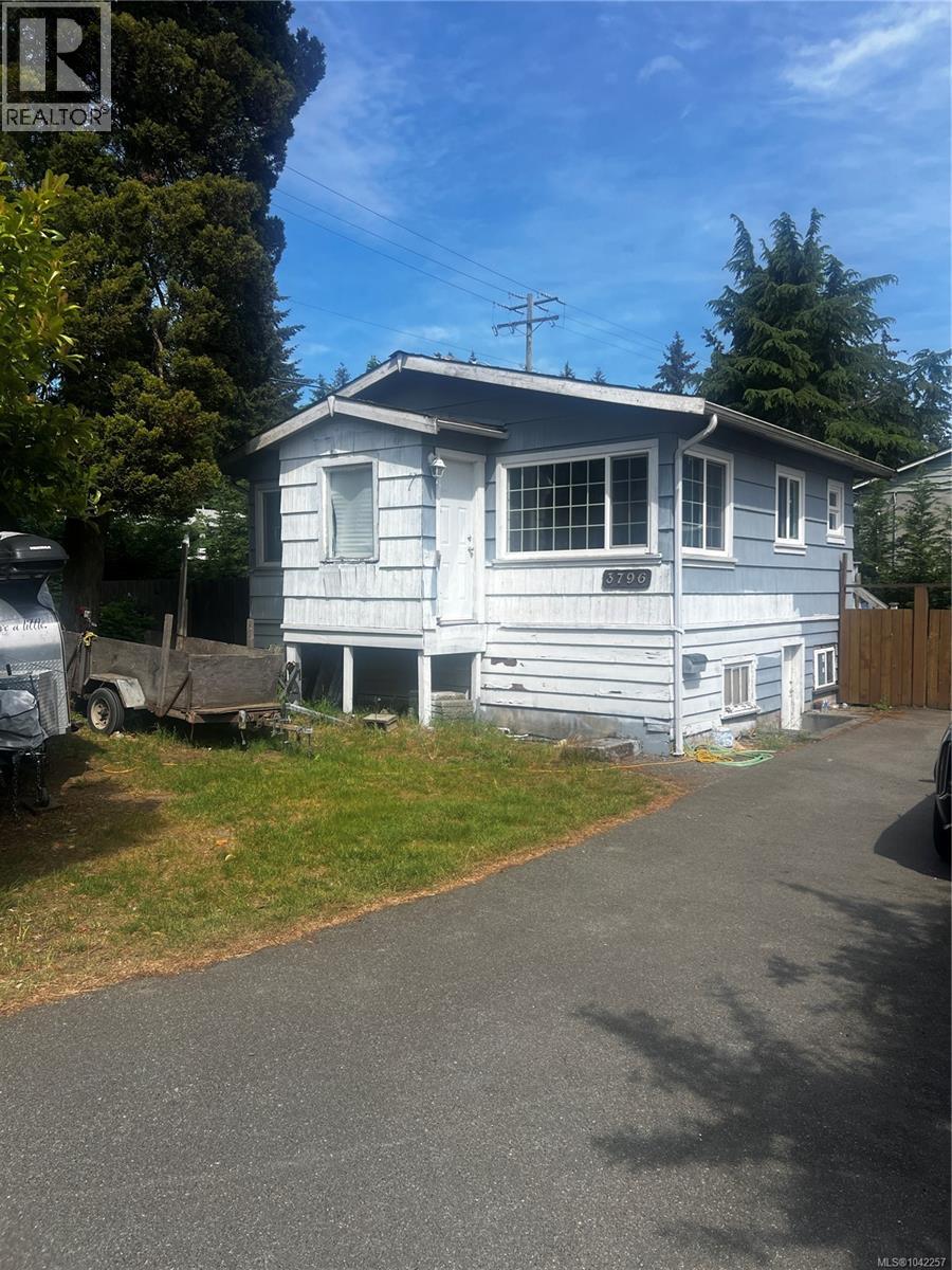 3796 Departure Bay Rd - 1