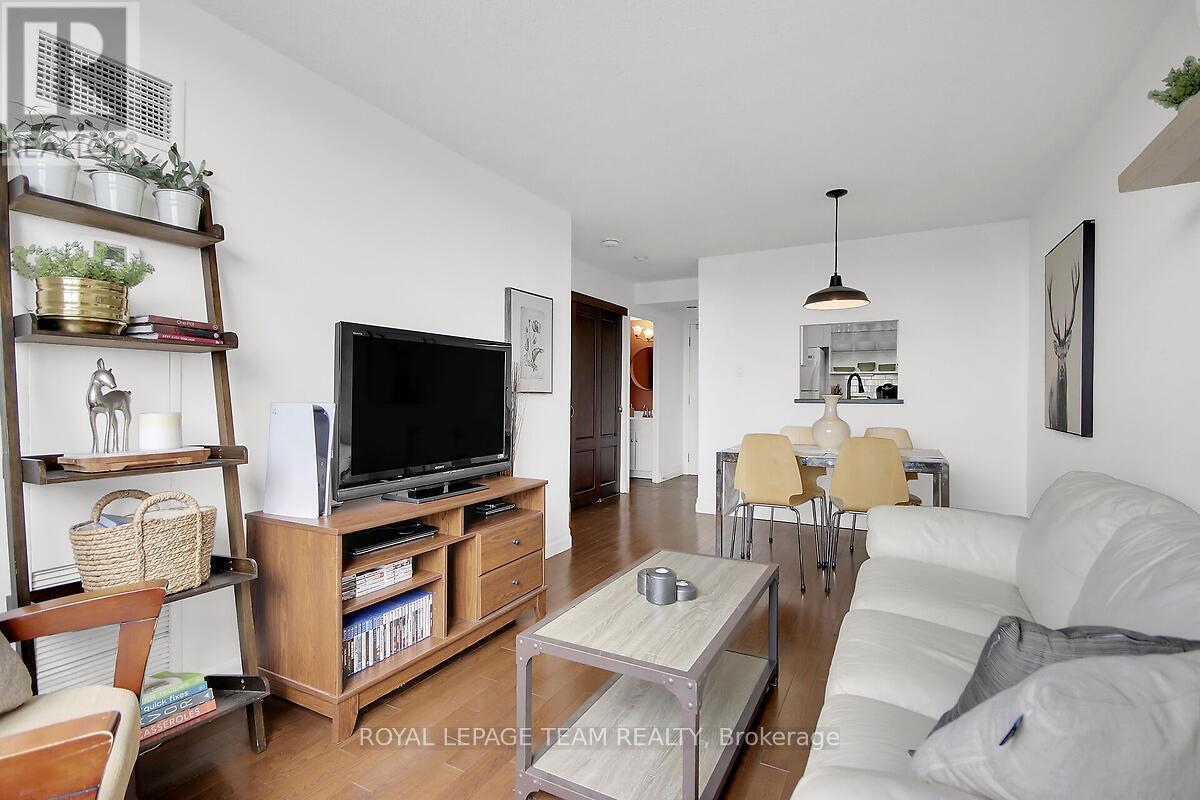 #608 35 HOLLAND AVENUE - 21