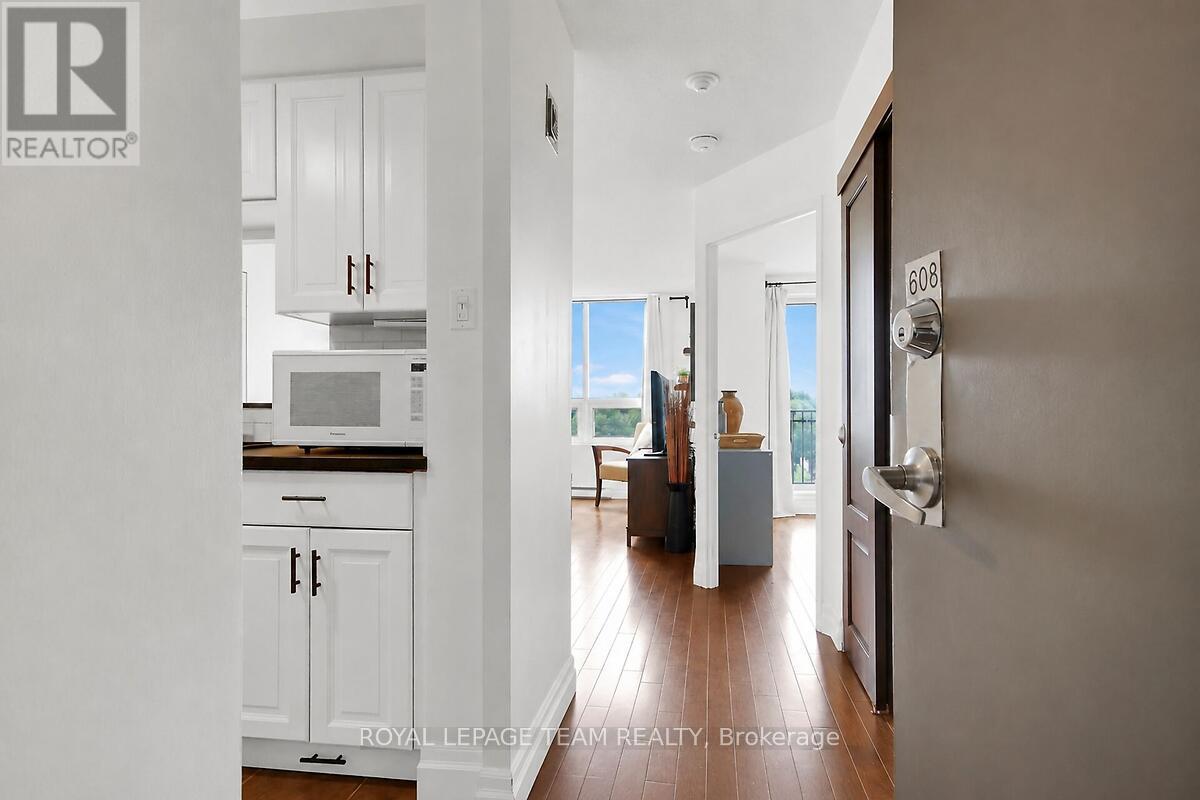 #608 35 HOLLAND AVENUE - 6