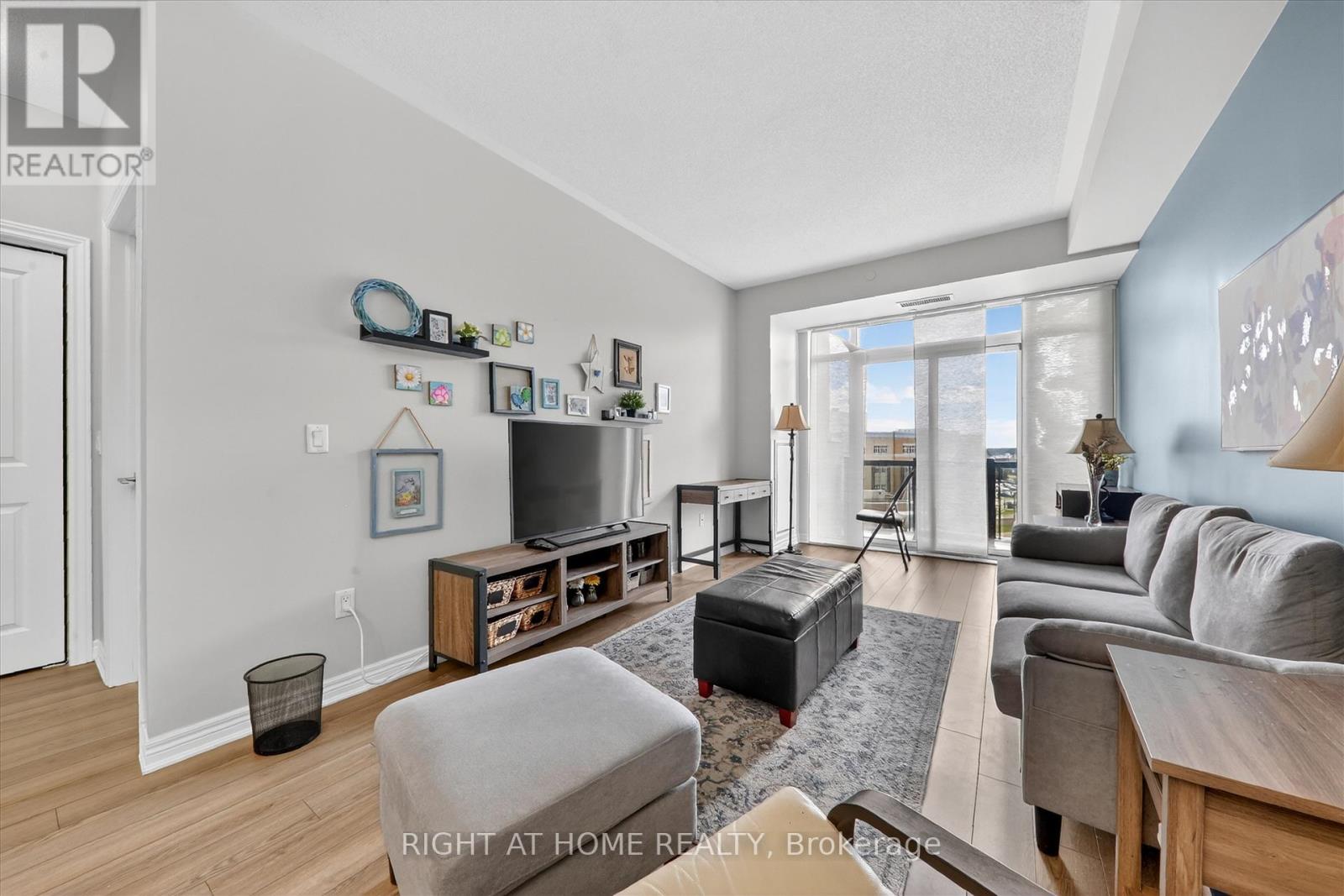 #409 216 OAK PARK BOULEVARD - 16