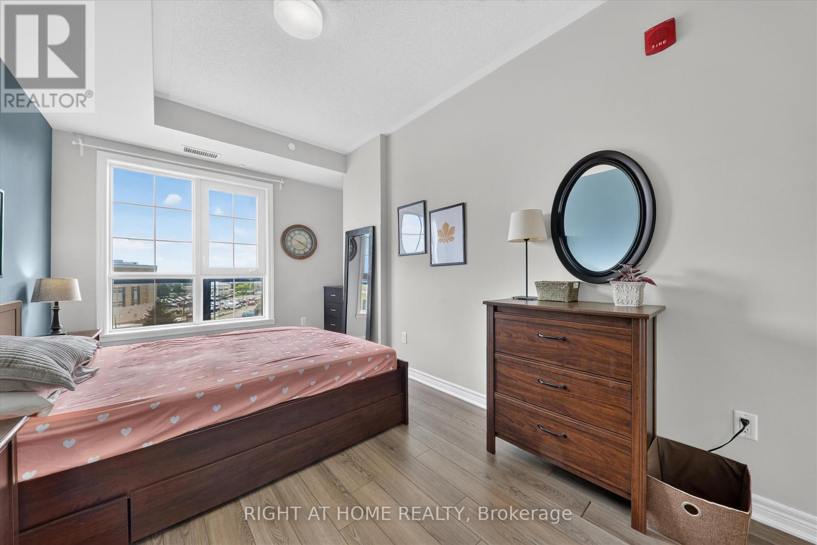 #409 216 OAK PARK BOULEVARD - 26