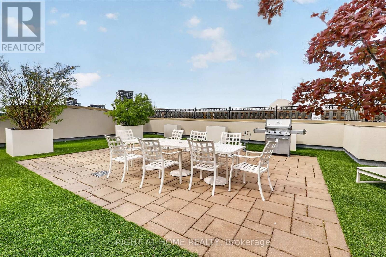 #409 216 OAK PARK BOULEVARD - 29