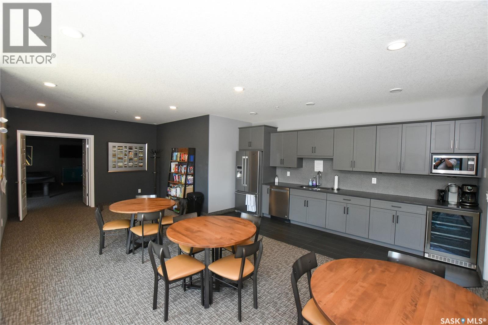 101 105 Willis CRESCENT — photo 38