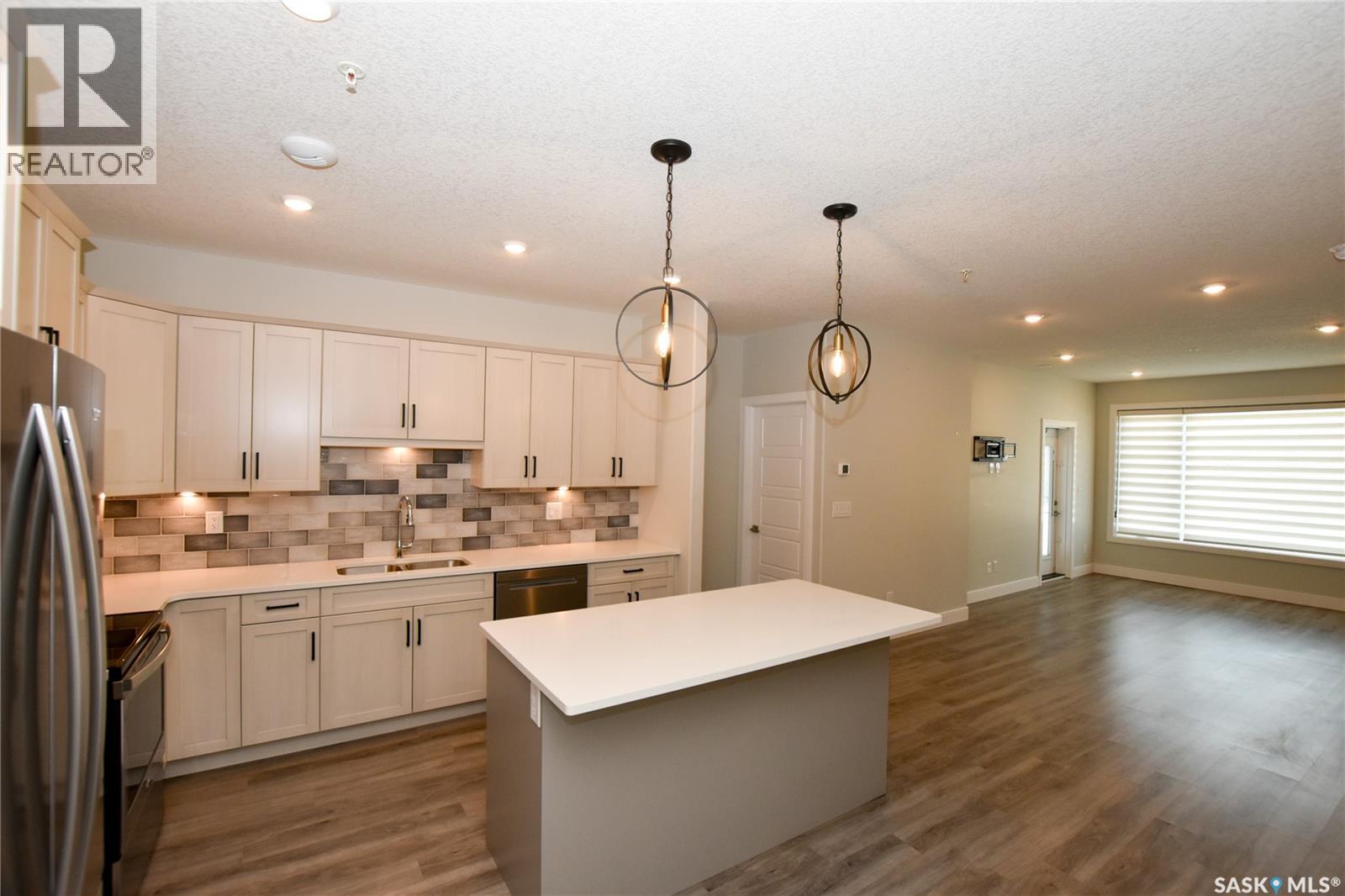 101 105 Willis CRESCENT — photo 9