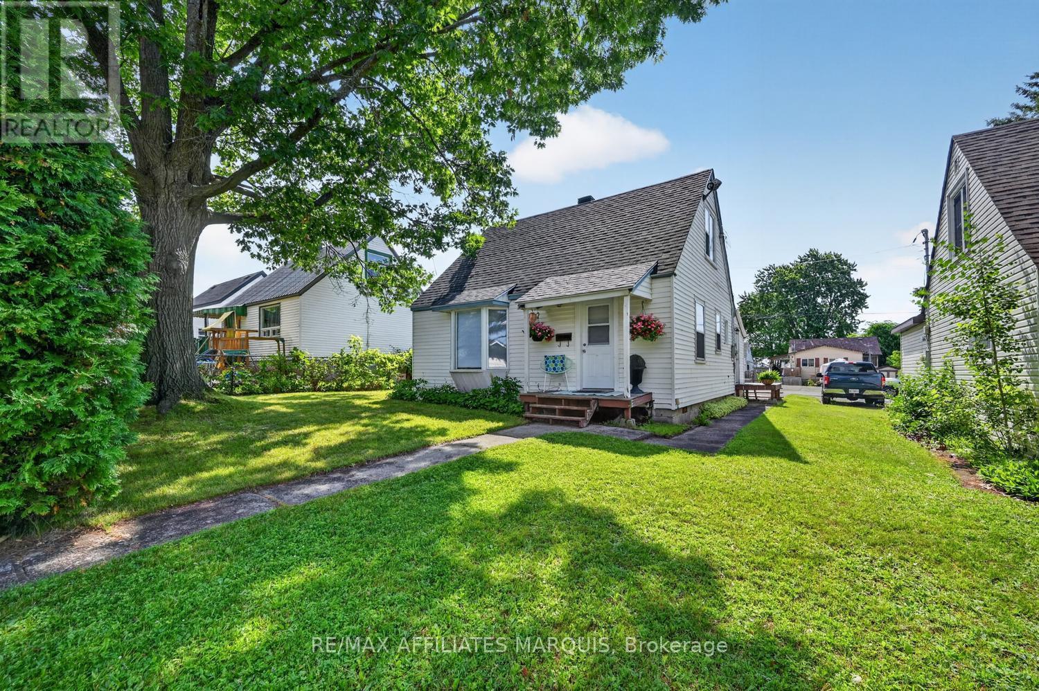 12 CHURCHILL CRESCENT - 2