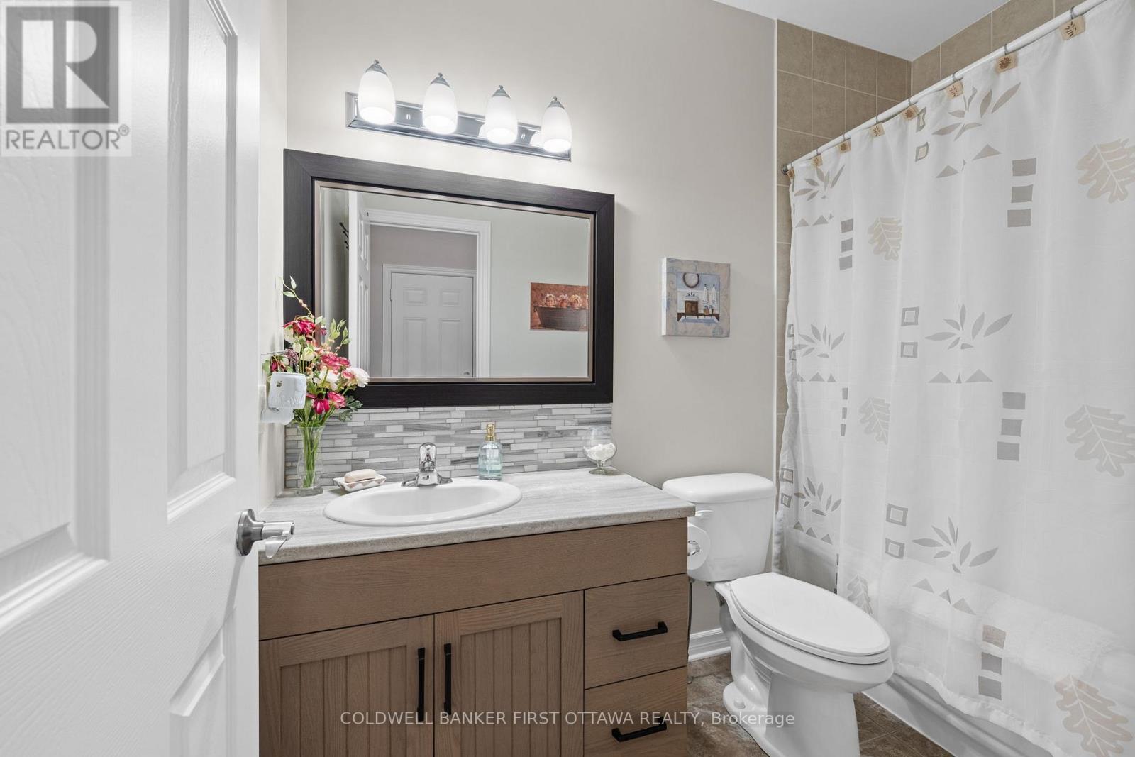239 ROYAL LANDING GATE - Image 23