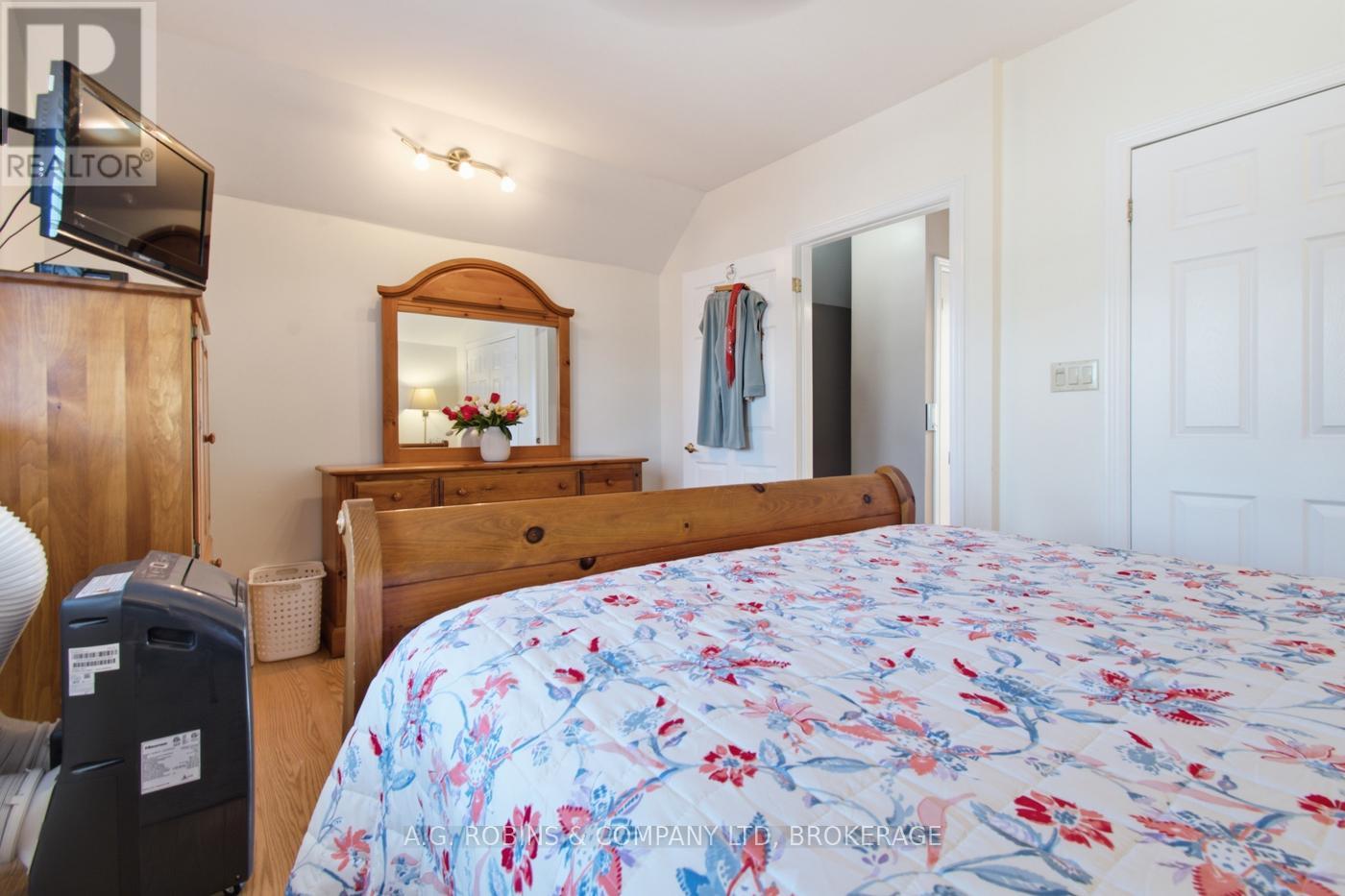4 CLIFFORD AVENUE - Image 24
