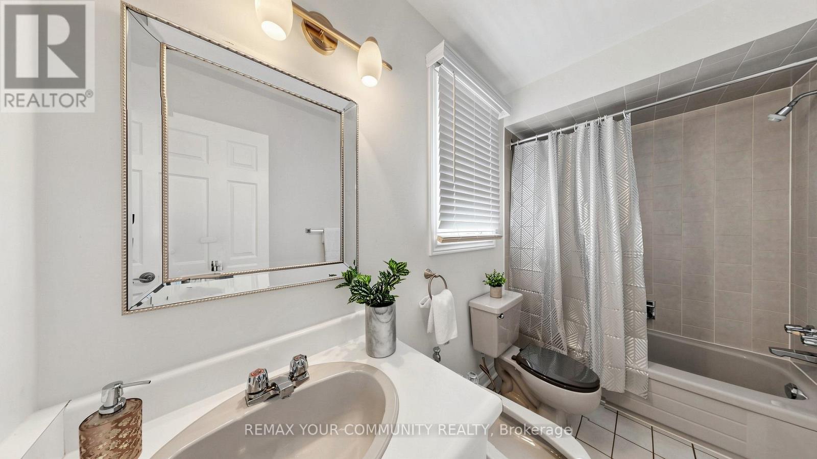 19 IVANO MEWS - 18