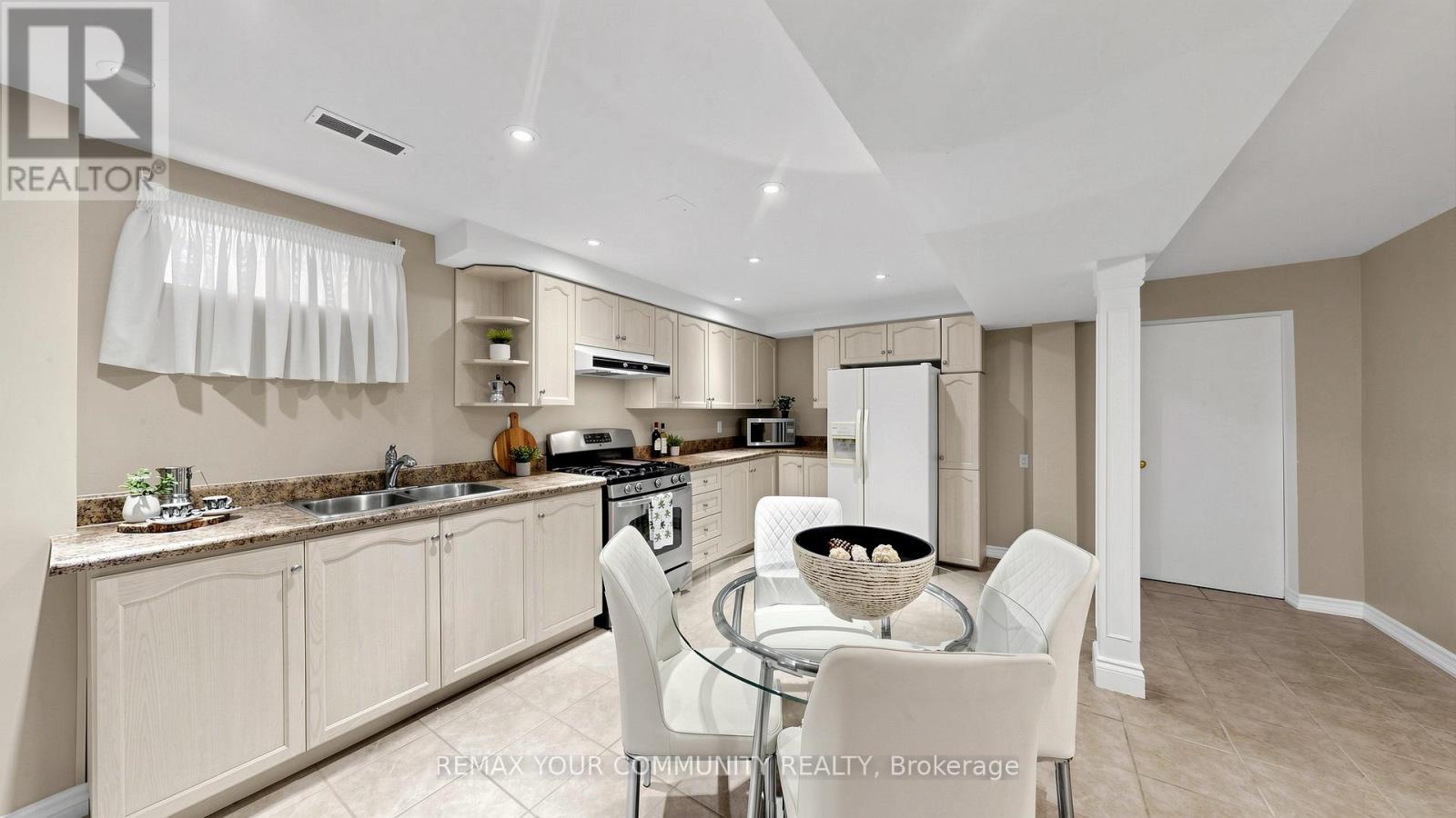 19 IVANO MEWS - 25