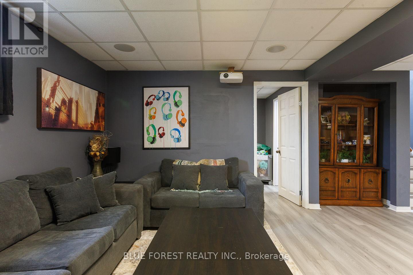 2 SURREY CRESCENT - 19