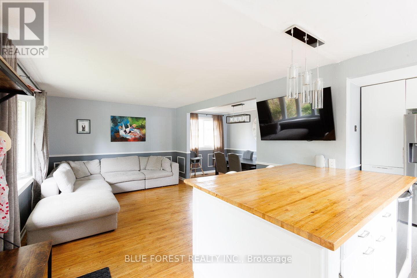 2 SURREY CRESCENT - 2